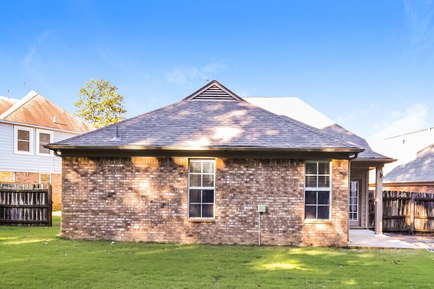 Building Photo - 4894 Shadow Cove