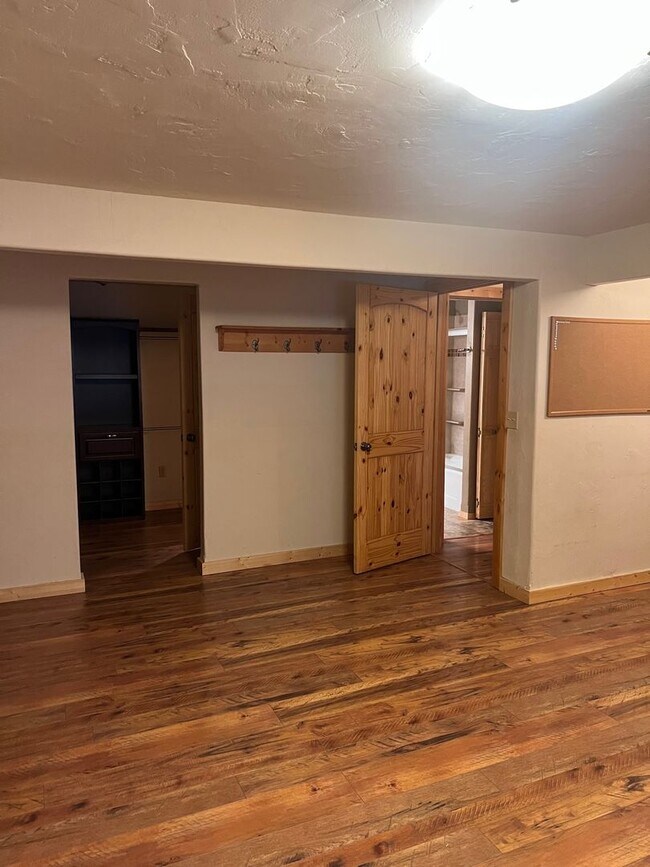 Building Photo - 702