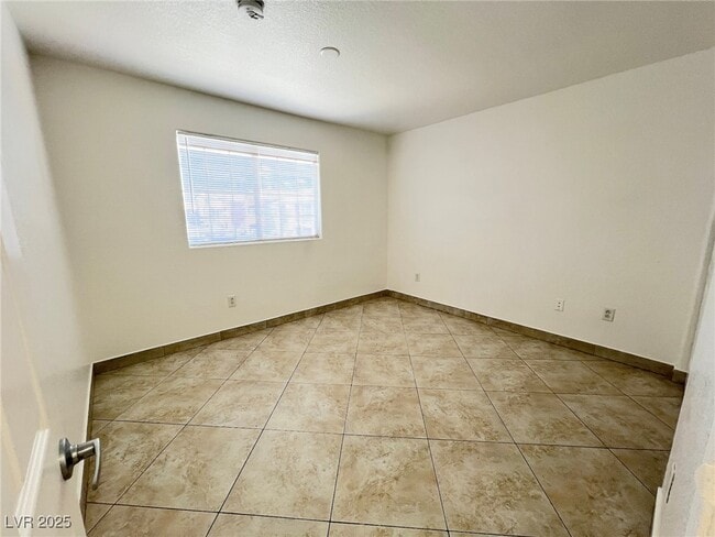 Building Photo - 4730 E Craig Rd