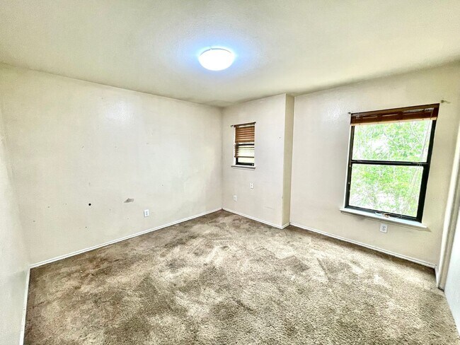 Building Photo - House in SE Austin Near Airport and Tesla!