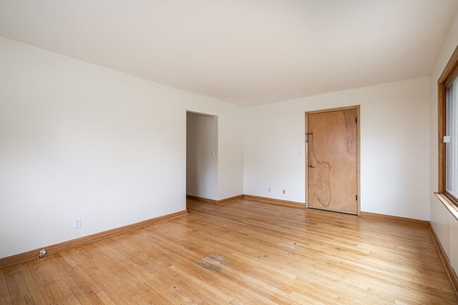Building Photo - Spacious 3 Bedroom 1Bath Lower Duplex in P...