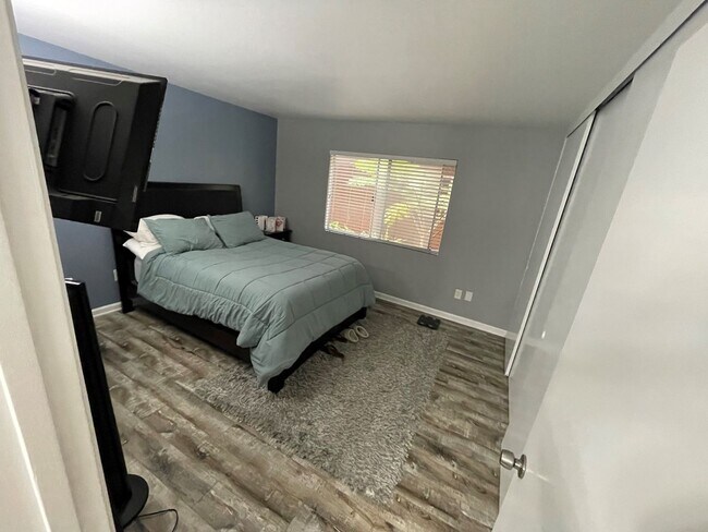 Building Photo - Amazing 1 Bedroom Huntington Beach Condo in Gated Community