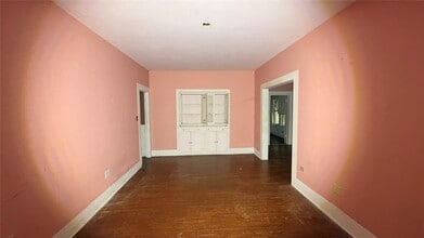 Building Photo - 1501 S Columbia Dr