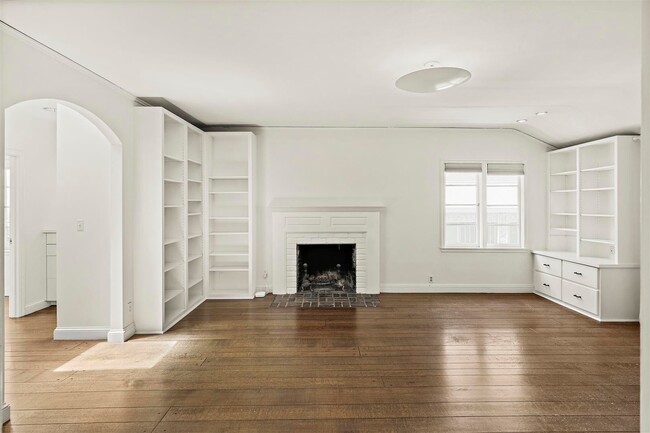 Building Photo - Large, Beautiful Upper Piedmont Home