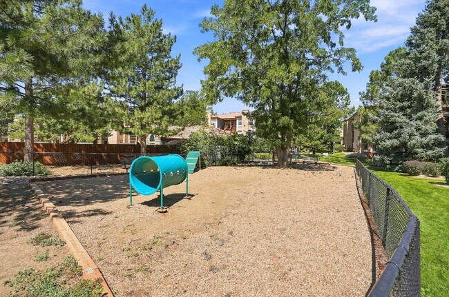 Building Photo - $2,340.95, 2 Bed 2 Bath Condo in Boulder with In Unit Laundry!