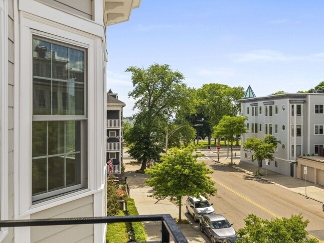 Building Photo - 944 E Broadway