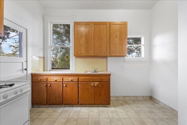 Building Photo - 1228 Park Ave E