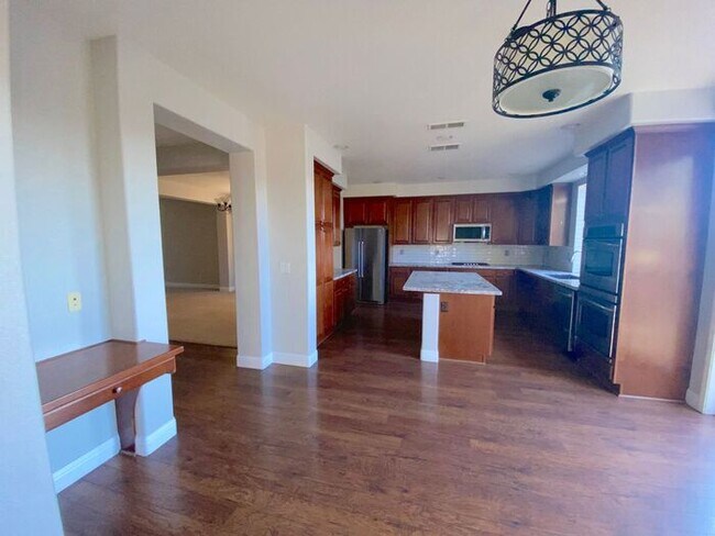 Building Photo - Top of the Hill - Gorgeous 5 Bedroom 3 Bat...
