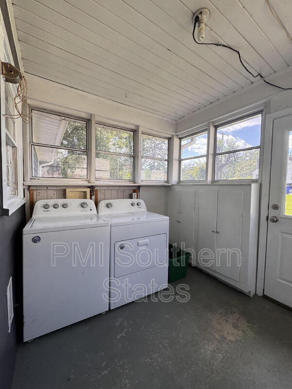 Building Photo - 330 Grove Rd
