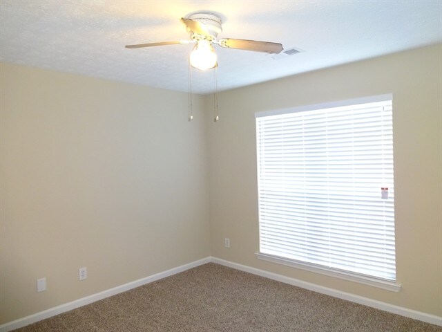 Building Photo - 210 Summer Hill Cir