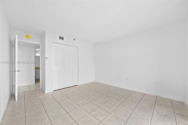 Building Photo - 17500 N Bay Rd