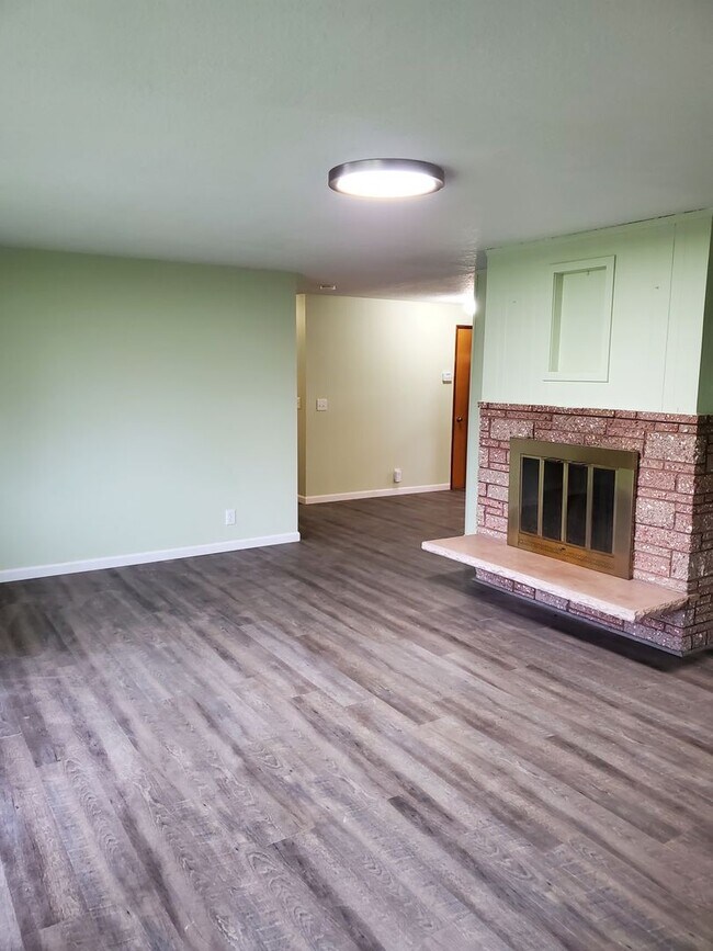 Building Photo - 3bd/1.5ba Completely Remodeled House with ...