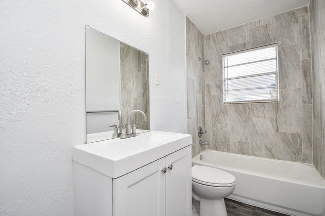 Building Photo - 941 Lucky St