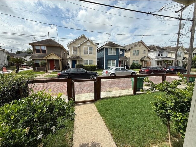 Building Photo - 1204 Andrews St