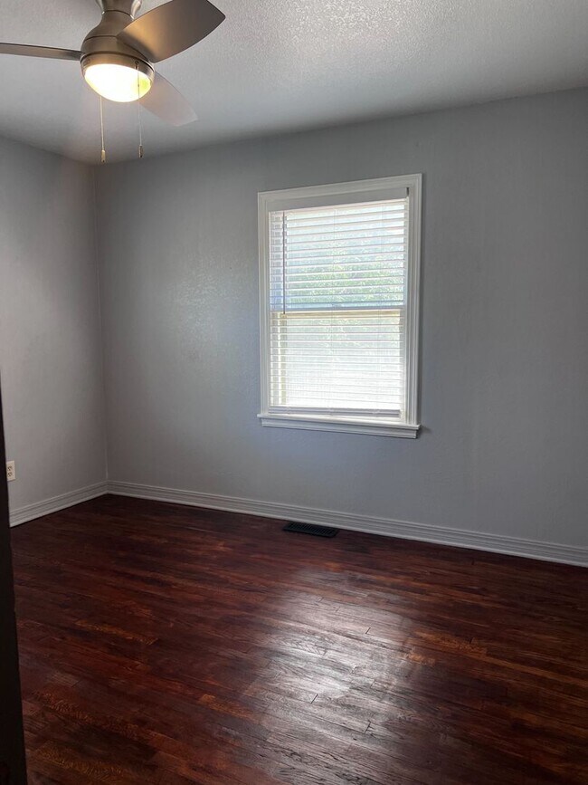 Building Photo - Remodeled 3 Bed 2 bath