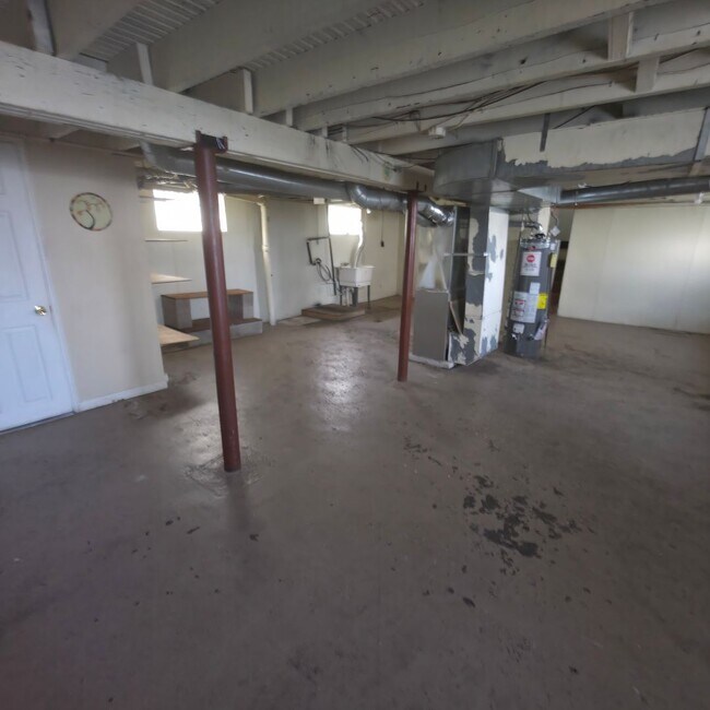 Building Photo - Single Family Home 4  beds 1 bath COMING S...