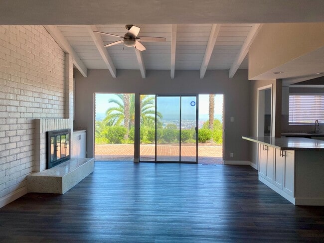 Building Photo - INCREDIBLE 5 BEDROOM 4 BATH HOUSE