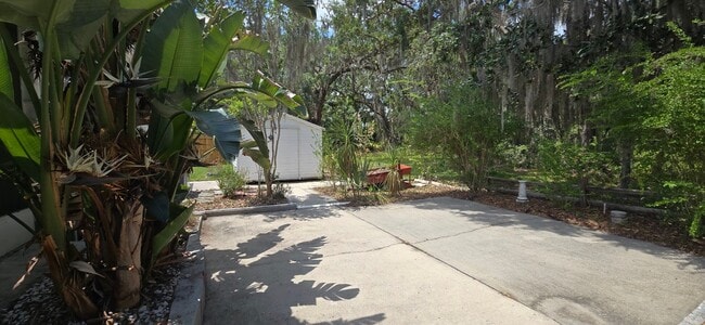 Building Photo - 2 bed 2 baths with large screened patio
