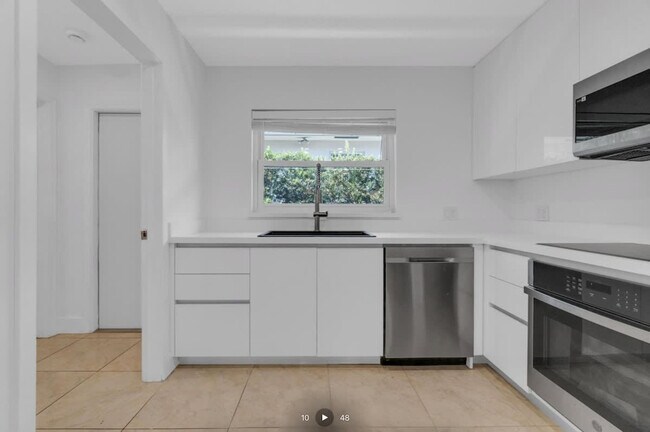 Building Photo - 806 NE 4th St