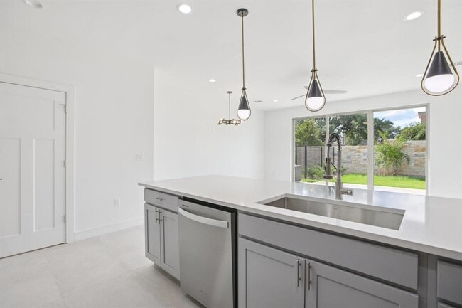 Building Photo - 302 Tesla Cir