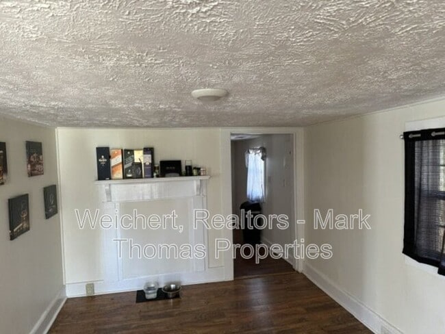 Building Photo - 1403 Elm St