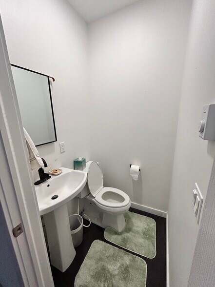 Building Photo - 1915 W Livingston St