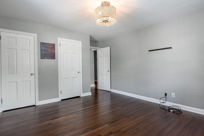 Building Photo - 107 S Laurel Ave