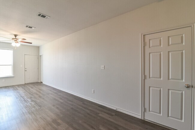 Building Photo - Brand New 3 bed 2.5 Duplex