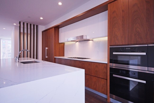 Building Photo - 5 Washington Pl