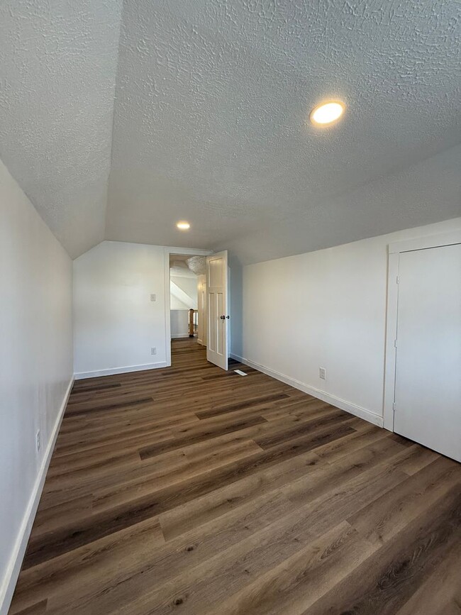 Building Photo - Newly Remodeled Three Bedroom!