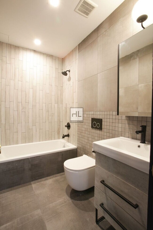 Building Photo - Exceptional 3BR/2Bath in Park Slope
