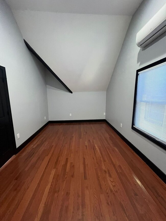 Building Photo - 306 Exchange