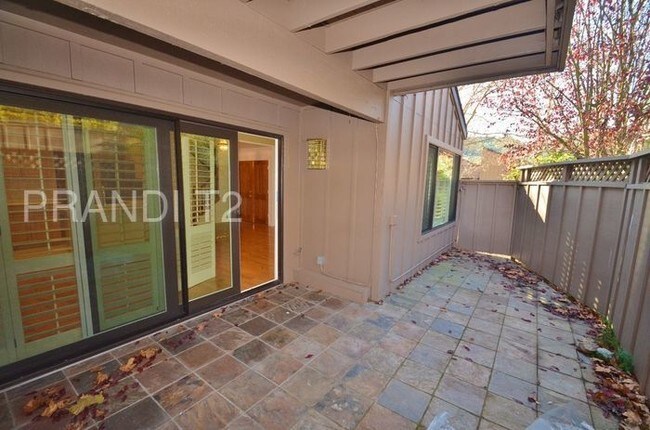 Building Photo - Bright and Spacious condo in Pacheco Valley