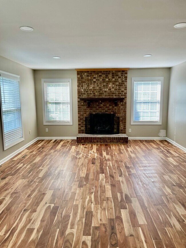 Building Photo - Welcome to view, a charming 4-bedroom, 2-bathroom home located in the heart of Charlotte, NC.