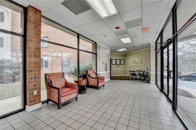 Building Photo - 300 Johnson Ferry Rd