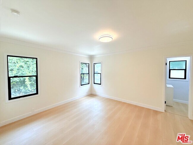 Building Photo - 6132 Whitsett Ave