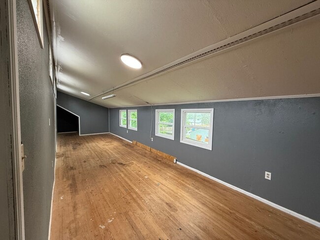 Building Photo - Spacious 3 bed 1 bath Edmonds Home on Large Private Lot! $2850/mo.