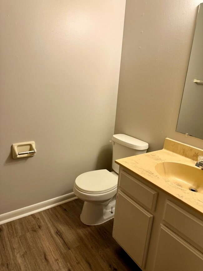 Building Photo - 2 bedroom/1 bath New paint and floors.