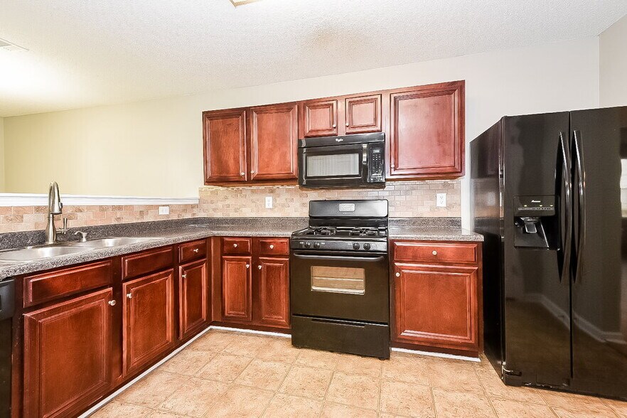 Building Photo - 123 Hidden Creek Dr