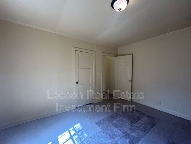 Building Photo - 3041 Desoto St