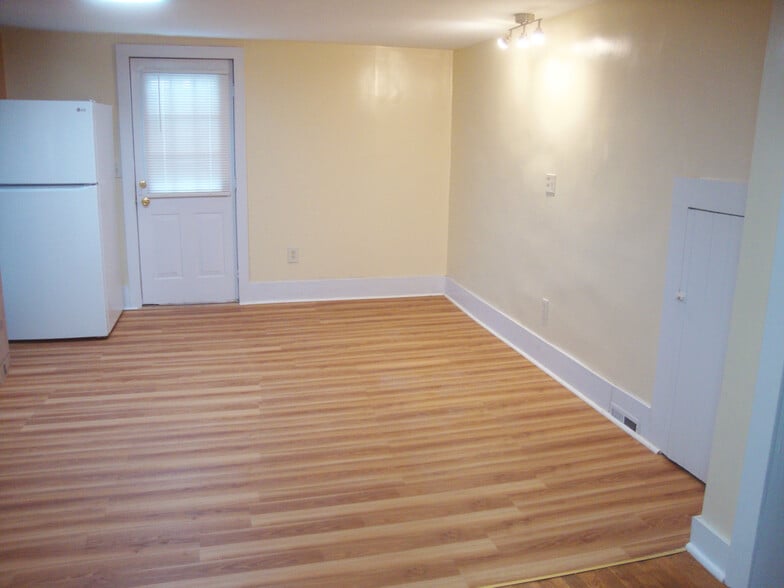 Dining area with entry door. - 351 W Currant St