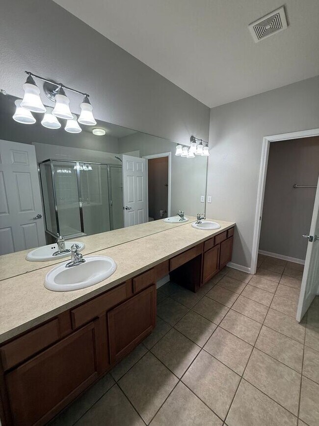 Building Photo - 3BR 2BA w/ Screened Patio + Pool/Gym Access in Gated Villa Serena