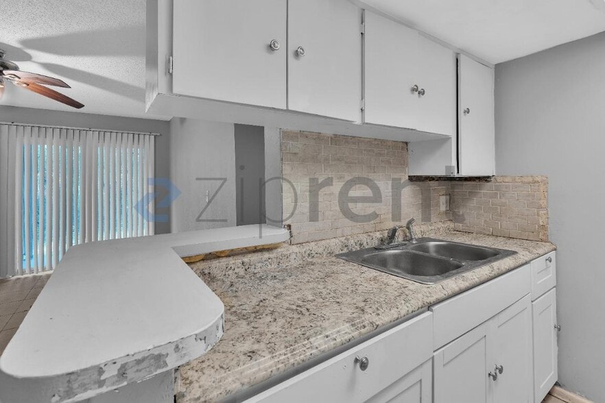 Building Photo - Unit 2