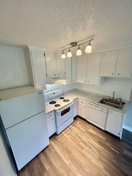 Building Photo - 1005 Hickory Hill Ln