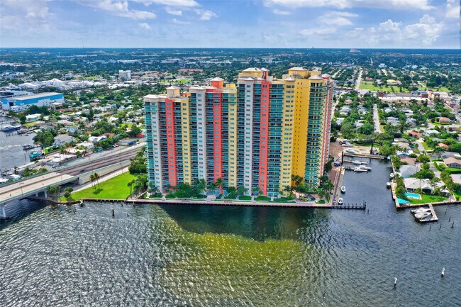 Building Photo - 2640 Lake Shore Dr