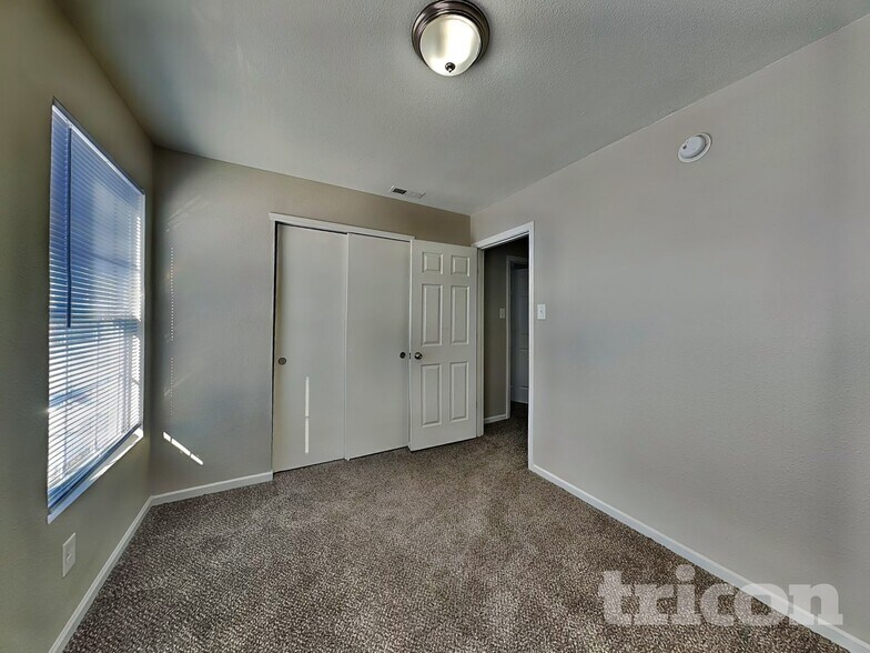 Building Photo - 1405 Bluestem Dr