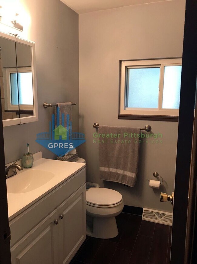 Building Photo - 2-bedroom 1st floor apartment for rent in Oakmont