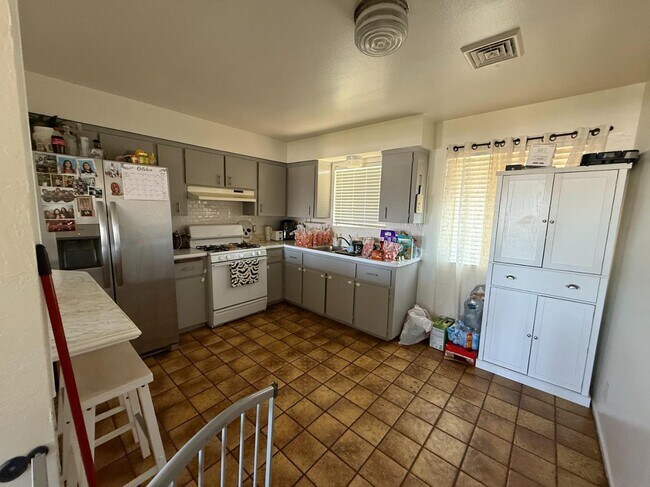 Building Photo - 458 N Lillie Ave