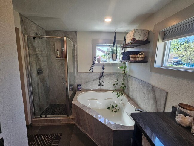 Building Photo - Beautiful Home in the Spokane