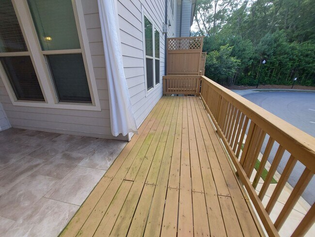 Building Photo - Large 3 Bedroom Luxury Townhome on Silver ...